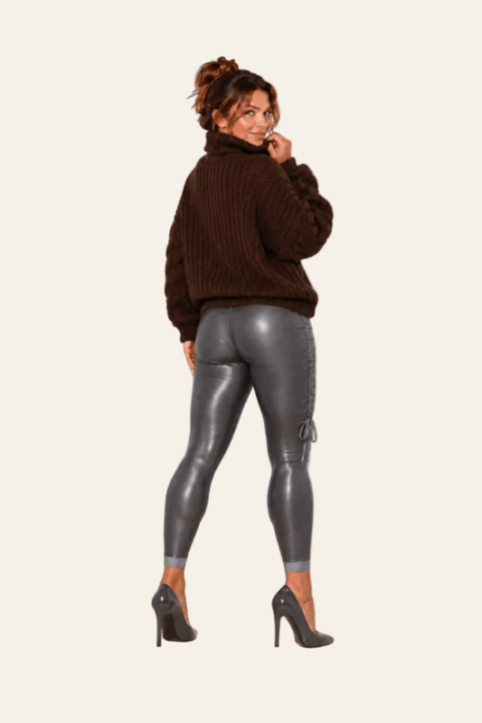 Achteraanzicht van bruine LMB Boutique oversized damestrui met hoge omslagcol.