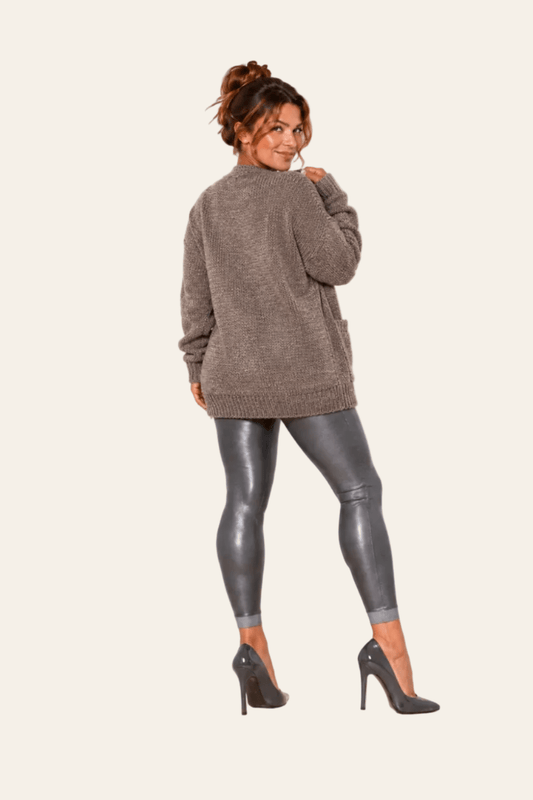 Achteraanzicht van bruine LMB Boutique wollen cardigan met basic gebreide snit.