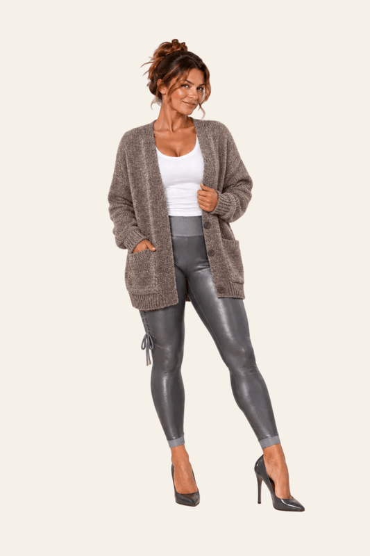 Vooraanzicht van bruine LMB Boutique wollen cardigan met V-hals, knopen en zakken.
