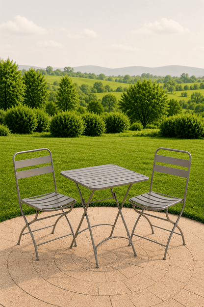 Bruine inklapbare metalen tuinbistroset met vierkante tafel en twee stoelen op een betegeld terras met uitzicht over een groen landschap
