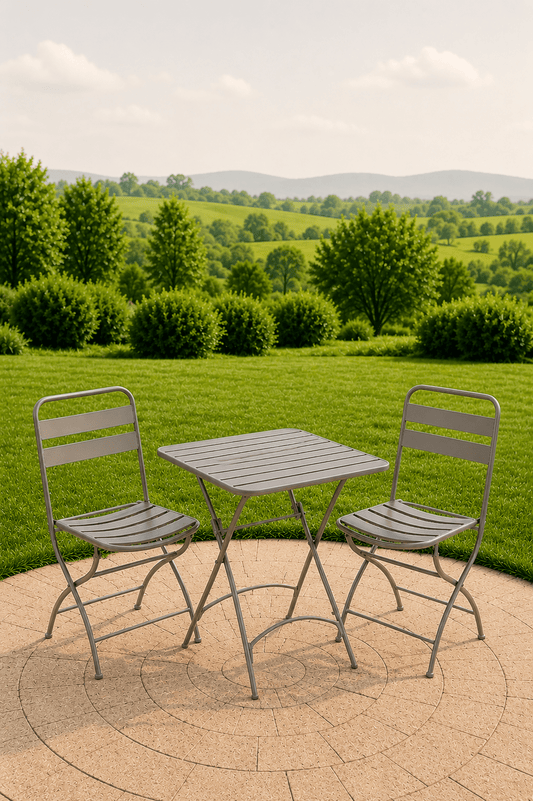 Bruine inklapbare metalen tuinbistroset met vierkante tafel en twee stoelen op een betegeld terras met uitzicht over een groen landschap
