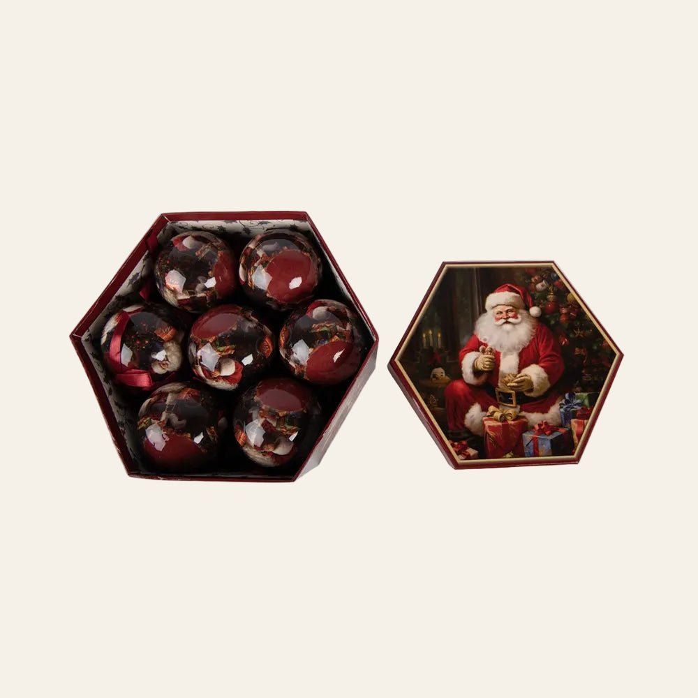 Open doos met 14 kerstballen in een doos van 8x8x8cm met de kerstman op het deksel