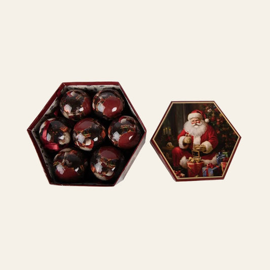 Open doos met 14 kerstballen in een doos van 8x8x8cm met de kerstman op het deksel