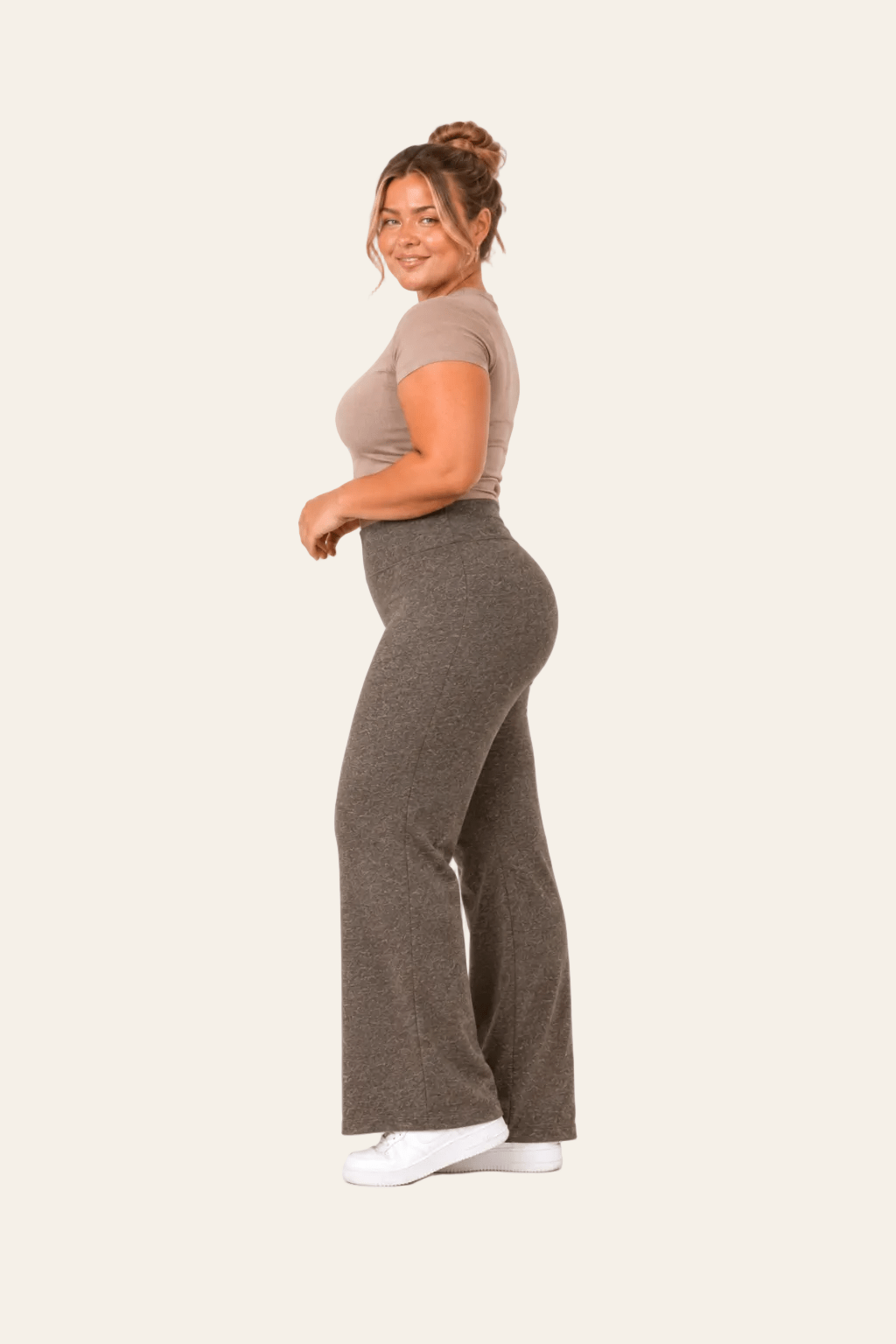 Zijaanzicht van bruine wide leg damesbroek van joggingstof.