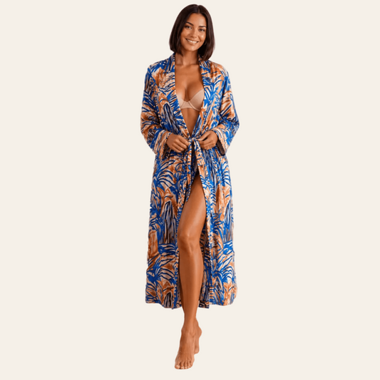 By Vivi lange dameskimono in blauwzeewierkleur met een botanisch motief, vooraanzicht