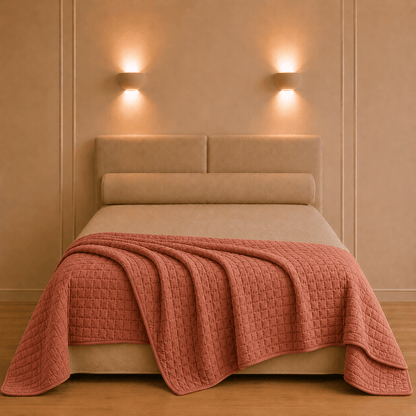 Cambra bedsprei van Vivaraise in diepe roestbruine terracottakleur los gedrapeerd over een opgemaakt bed