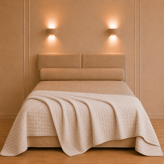 Cambra bedsprei van Vivaraise in naturelkleur los gedrapeerd over een rustig opgemaakt bed