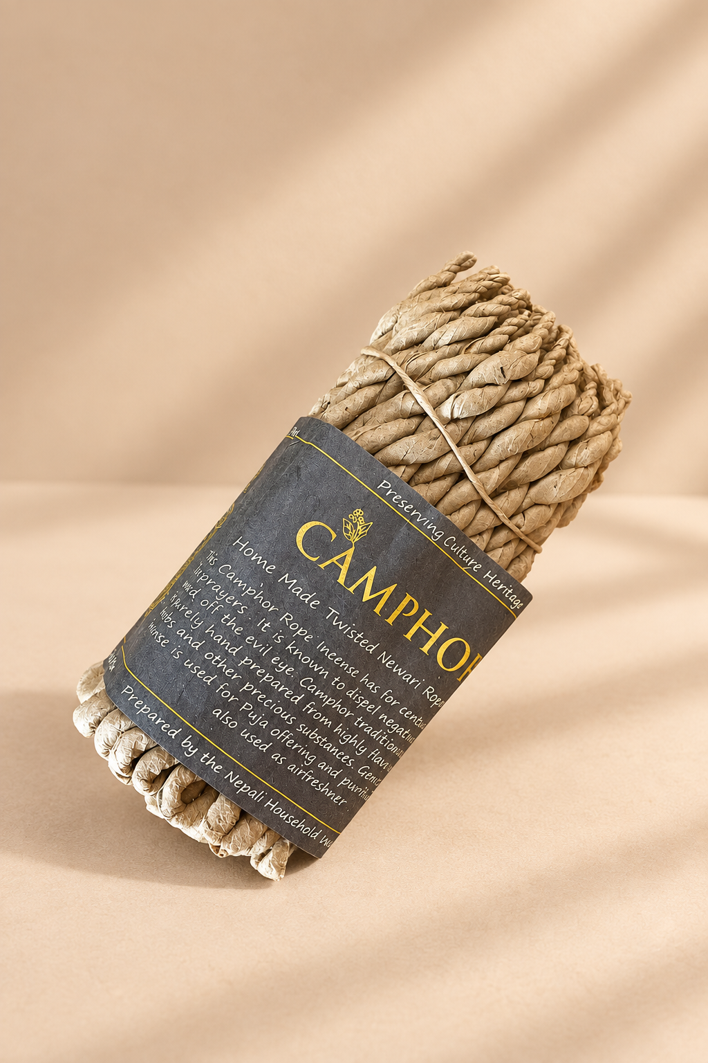 Camphor touw-wierook met 50 gedraaide wierooktouwtjes van 11 cm op warme beige productachtergrond