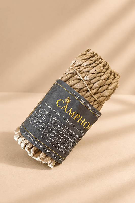 Camphor touw-wierook met 50 gedraaide wierooktouwtjes van 11 cm op warme beige productachtergrond