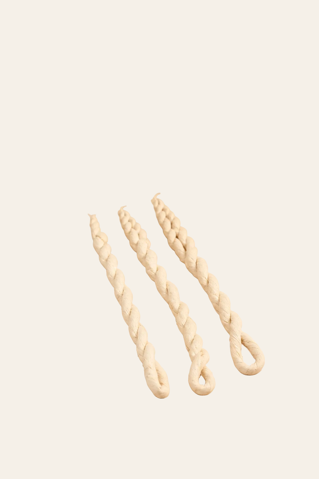 Drie losse Camphor wierooktouwtjes in gedraaide vorm van circa 11 cm op zacht beige producttemplate