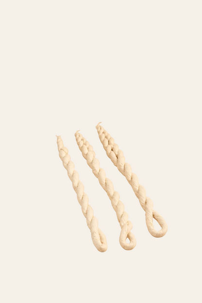 Drie losse Camphor wierooktouwtjes in gedraaide vorm van circa 11 cm op zacht beige producttemplate
