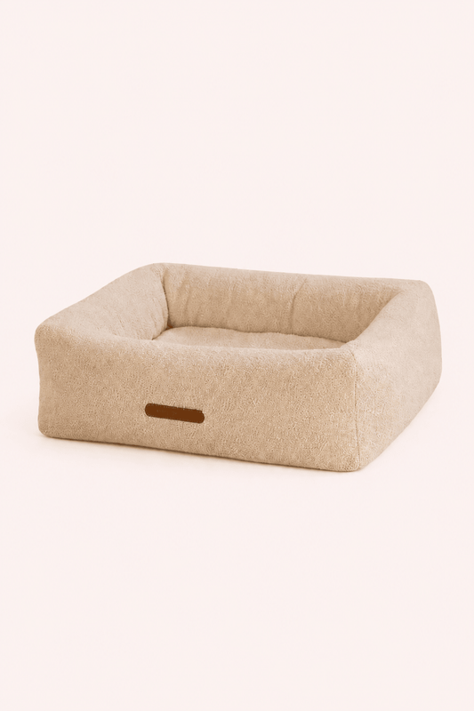 Caprice luxe hondenmand in bouclé stof hoogwaardige afwerking op legale achtergrond