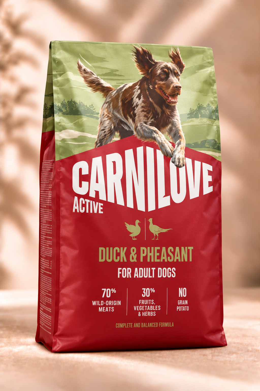 Carnilove Active hondenvoer met eend en fazant voor actieve volwassen honden, rode verpakking van 4 kg op warme beige achtergrond