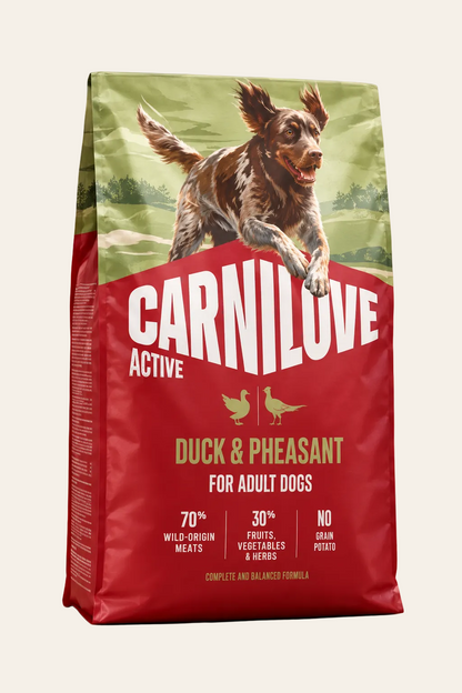 Carnilove Active hondenvoer met eend en fazant voor actieve volwassen honden, rode verpakking van 4 kg op warme product achtergrond