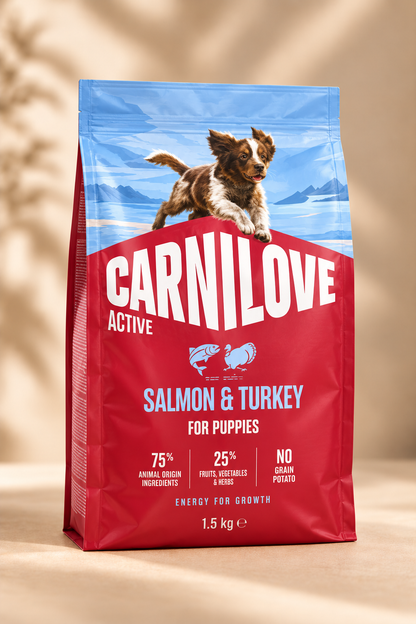 Carnilove Active Puppy hondenvoer met zalm en kalkoen voor pups van alle rassen, rood-blauwe verpakking van 1,5 kg op beige achtergrond