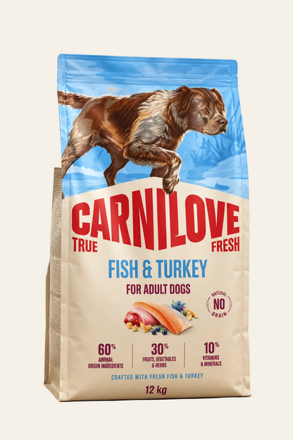 Carnilove True Fresh Adult Fish & Turkey graanvrij hondenvoer voor volwassen honden in een duidelijk afgebeelde zak van 12 kg op een product achtergrond