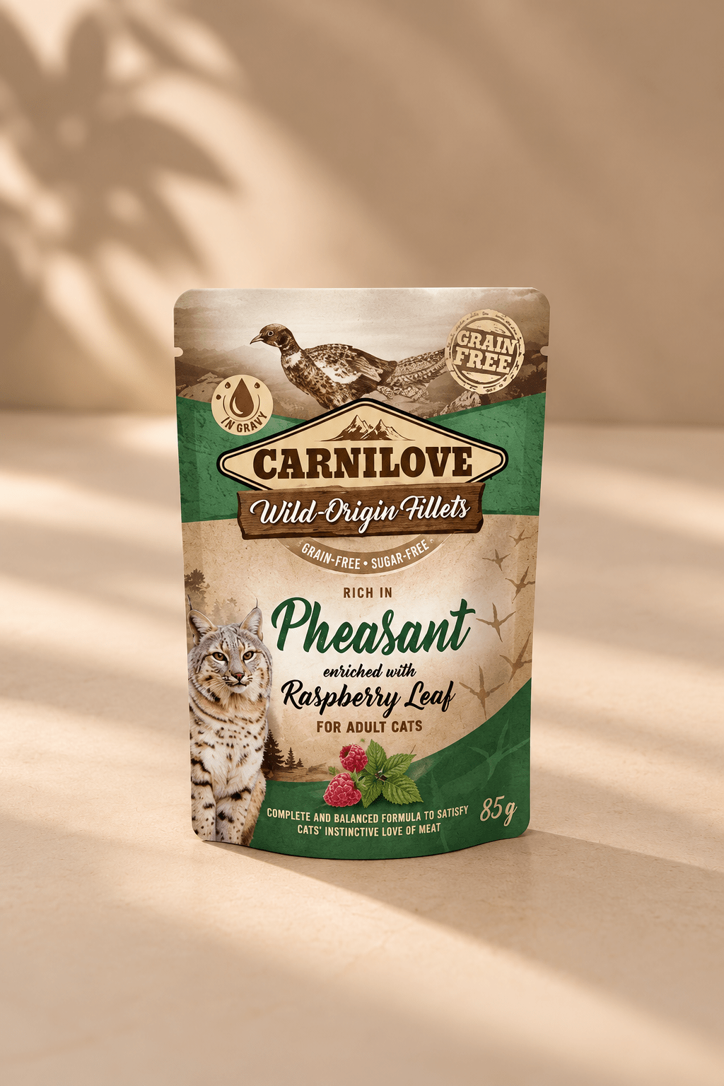 Carnilove graanvrij kattenvoer met fazant en frambozenblad, maaltijdzakje van 85 gram op het vaste beige producttemplate.
