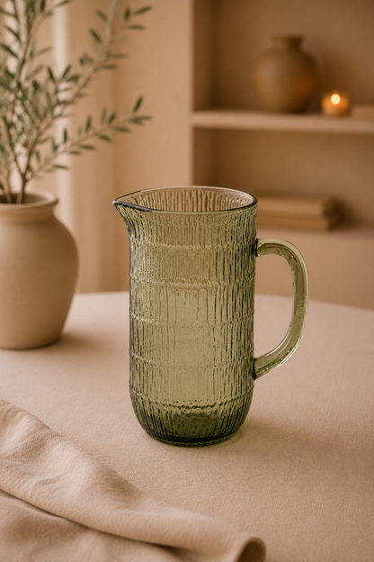 Glazen waterkan groen met rimpelpatroon