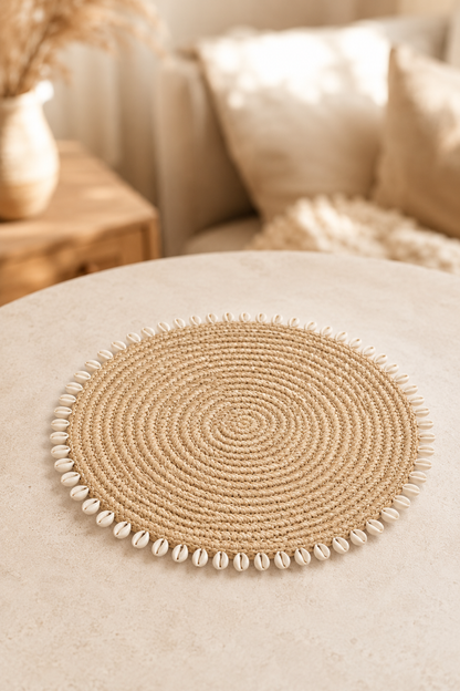 Pannenonderzetter raffia met kauri schelpen naturel