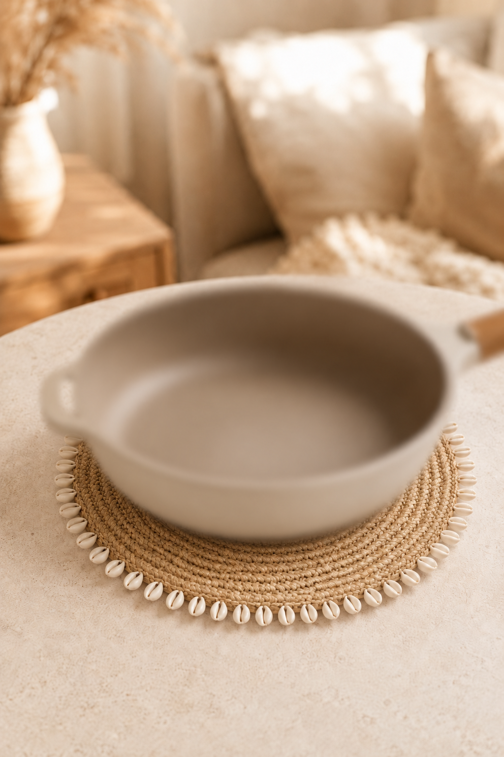 Pannenonderzetter raffia met kauri schelpen naturel