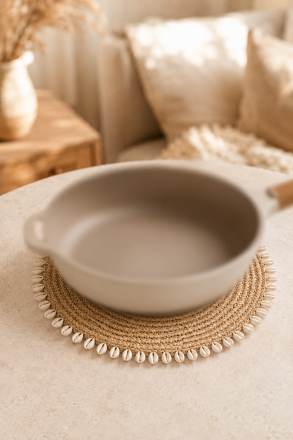 Pannenonderzetter raffia met kauri schelpen naturel