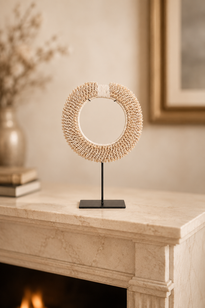 Decoratieve schelpenschijf op ijzeren standaard