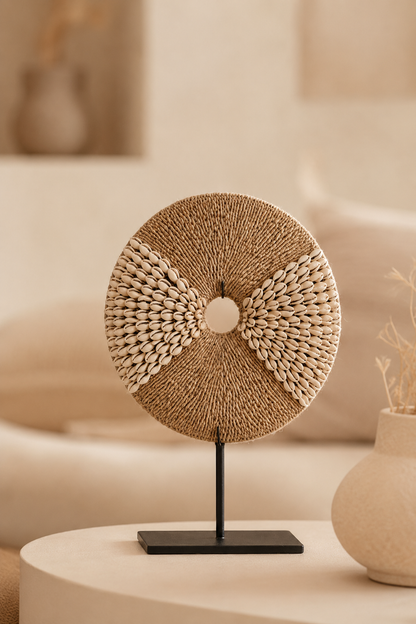 Decoratief schelpensculptuur op ijzeren standaard naturel wit