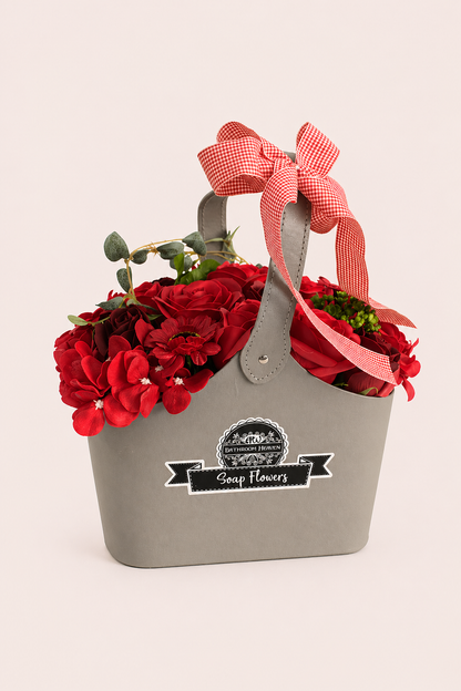 Rood zeepbloemenboeket in rieten mand