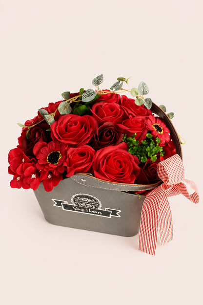 Rood zeepbloemenboeket in rieten mand