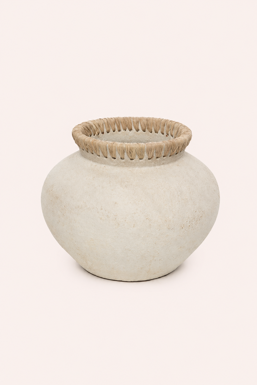Terracotta vaas met raffia detail naturel