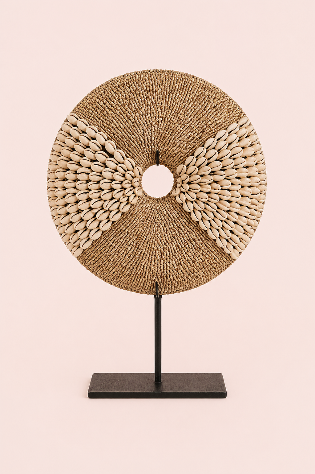Decoratief schelpensculptuur op ijzeren standaard naturel wit