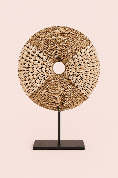 Decoratief schelpensculptuur op ijzeren standaard naturel wit