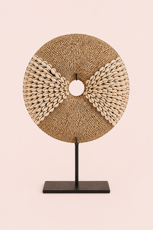 Decoratief schelpensculptuur op ijzeren standaard naturel wit