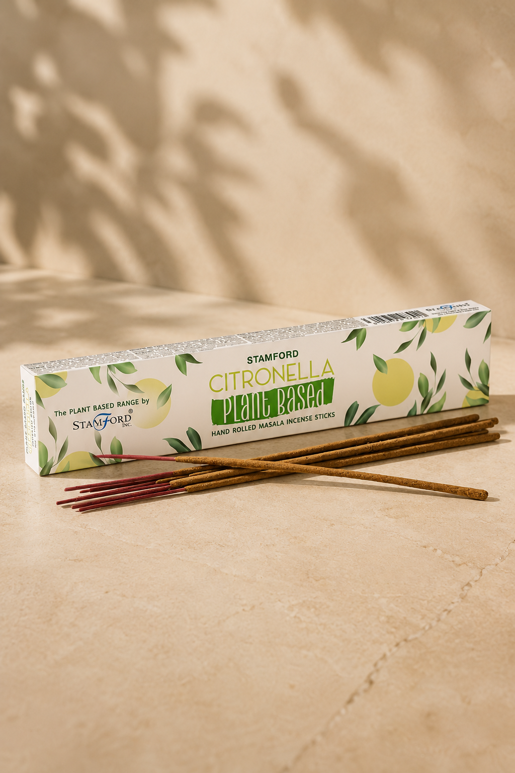 verfrissende Citronella natuurlijke wierookstokjes op een beige marmeren achtergrond