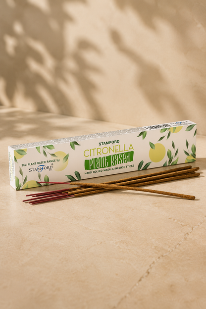 verfrissende Citronella natuurlijke wierookstokjes op een beige marmeren achtergrond