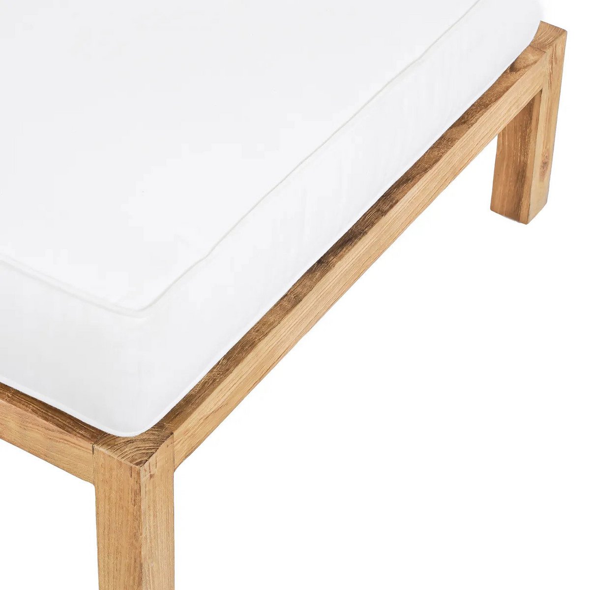 Detail foto van een gemaakte Moyo modulaire poef van teakhout in lichtbeige achtergrond