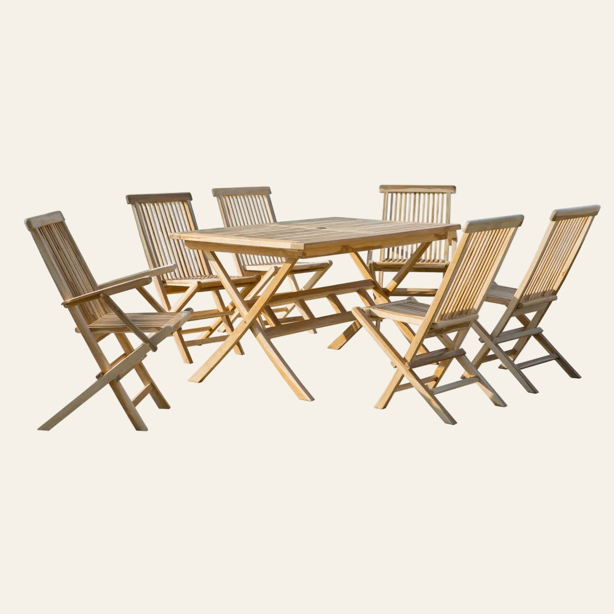 Complete zevendelige tuinset van massief teakhout met rechthoekige tafel twee armstoelen en vier eetstoelen tegen een witte achtergrond
