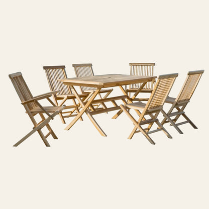 Complete zevendelige tuinset van massief teakhout met rechthoekige tafel twee armstoelen en vier eetstoelen tegen een witte achtergrond
