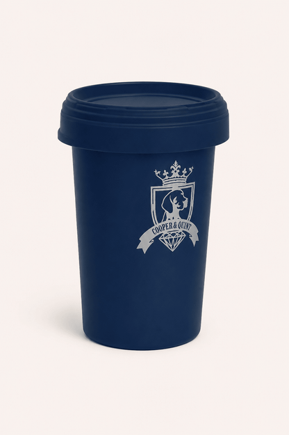 Container in blauwe kleur om brokken te bewaren met schroefdeksel, lichtbeige achtergrond