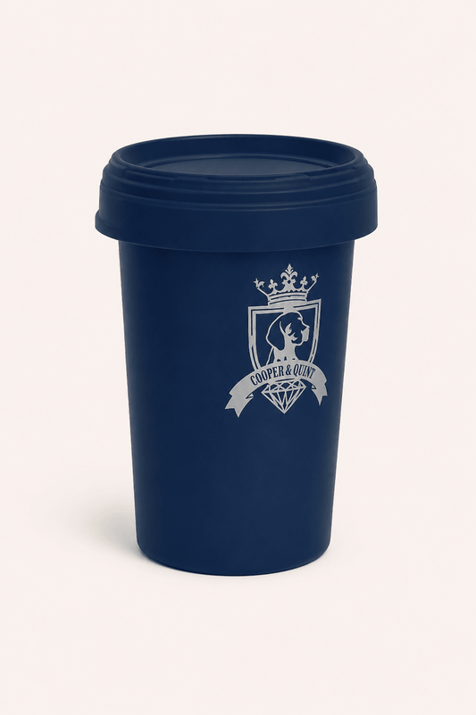 Container in blauwe kleur om brokken te bewaren met schroefdeksel, lichtbeige achtergrond