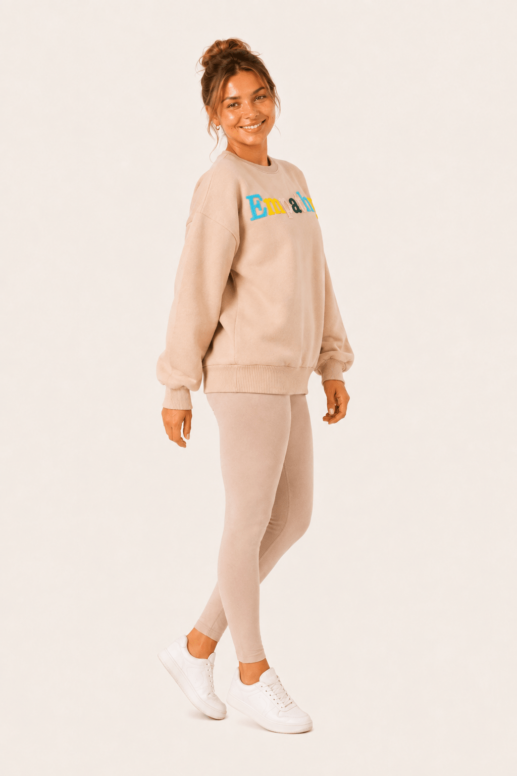 Dames sweater met gevarieerde textuur, dominant patroon en tekst op de voorkant