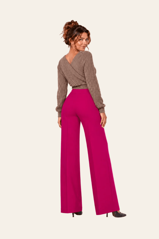 Achteraanzicht van violette LMB Boutique damesbroek met wijde pijpen.