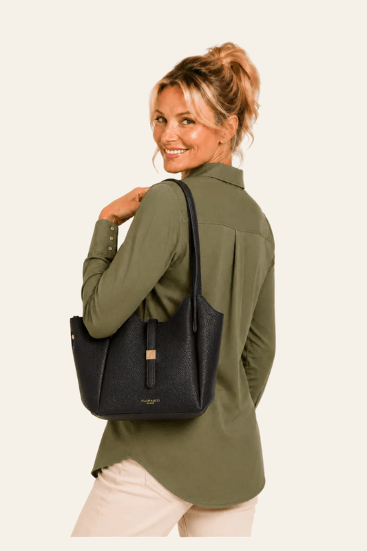 Achteraanzicht van Dameshandtas in ecologisch leer met gouden accenten en riem; zichtbaar: goudkleurige accenten en klassiek model