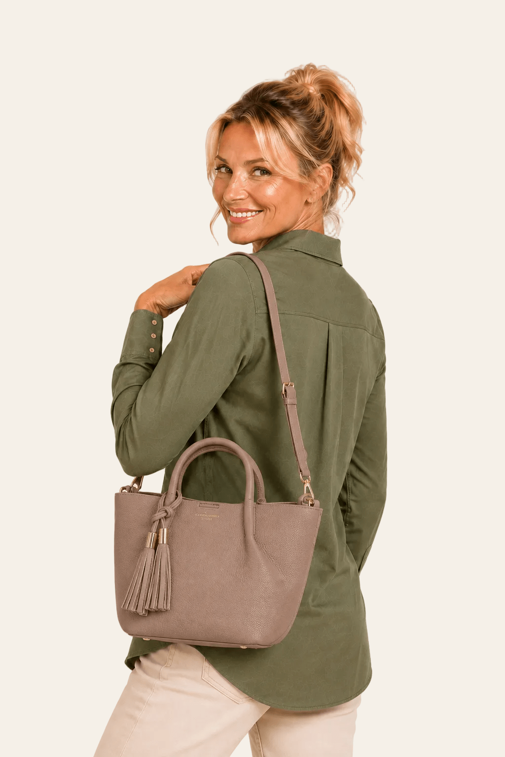 Dameshandtas in imitatieleer met magnetische sluiting, binnenzak met rits en afneembare riem