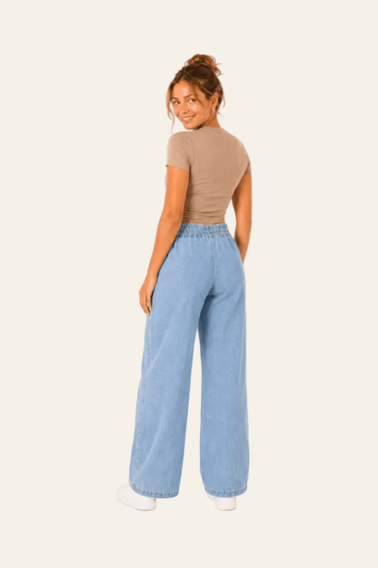 Damesjeans met wijde pijpen en strikriem