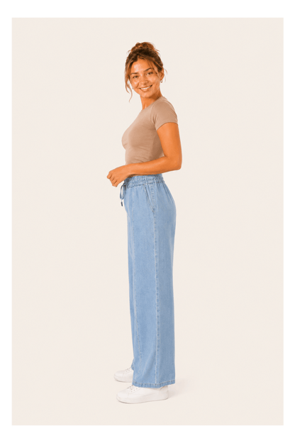 Damesjeans met wijde pijpen en strikriem