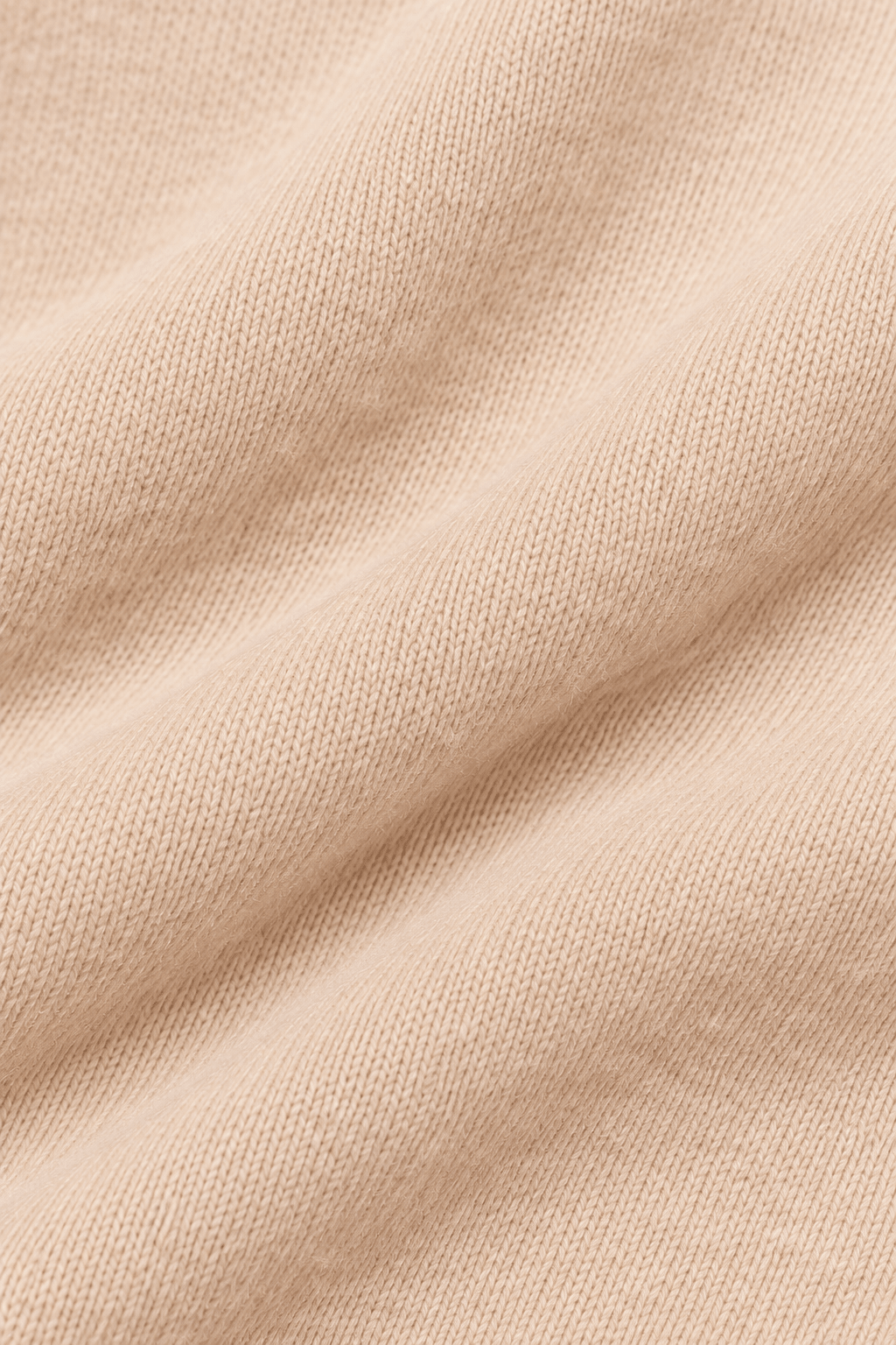 Detail van de stofstructuur van damesshirt met gevarieerde textuur.