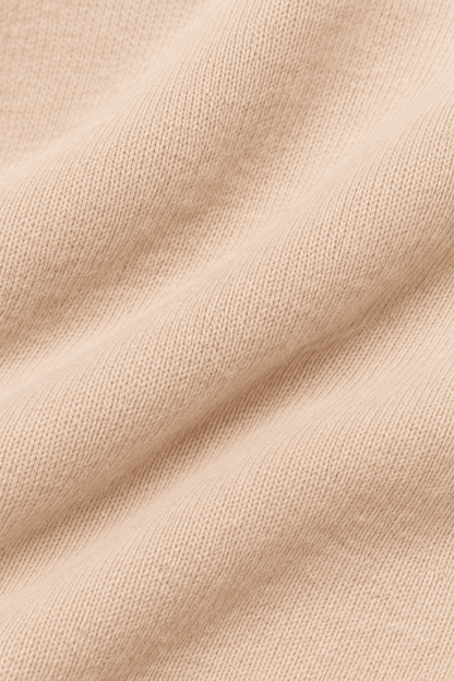 Detail van de stofstructuur van damesshirt met gevarieerde textuur.