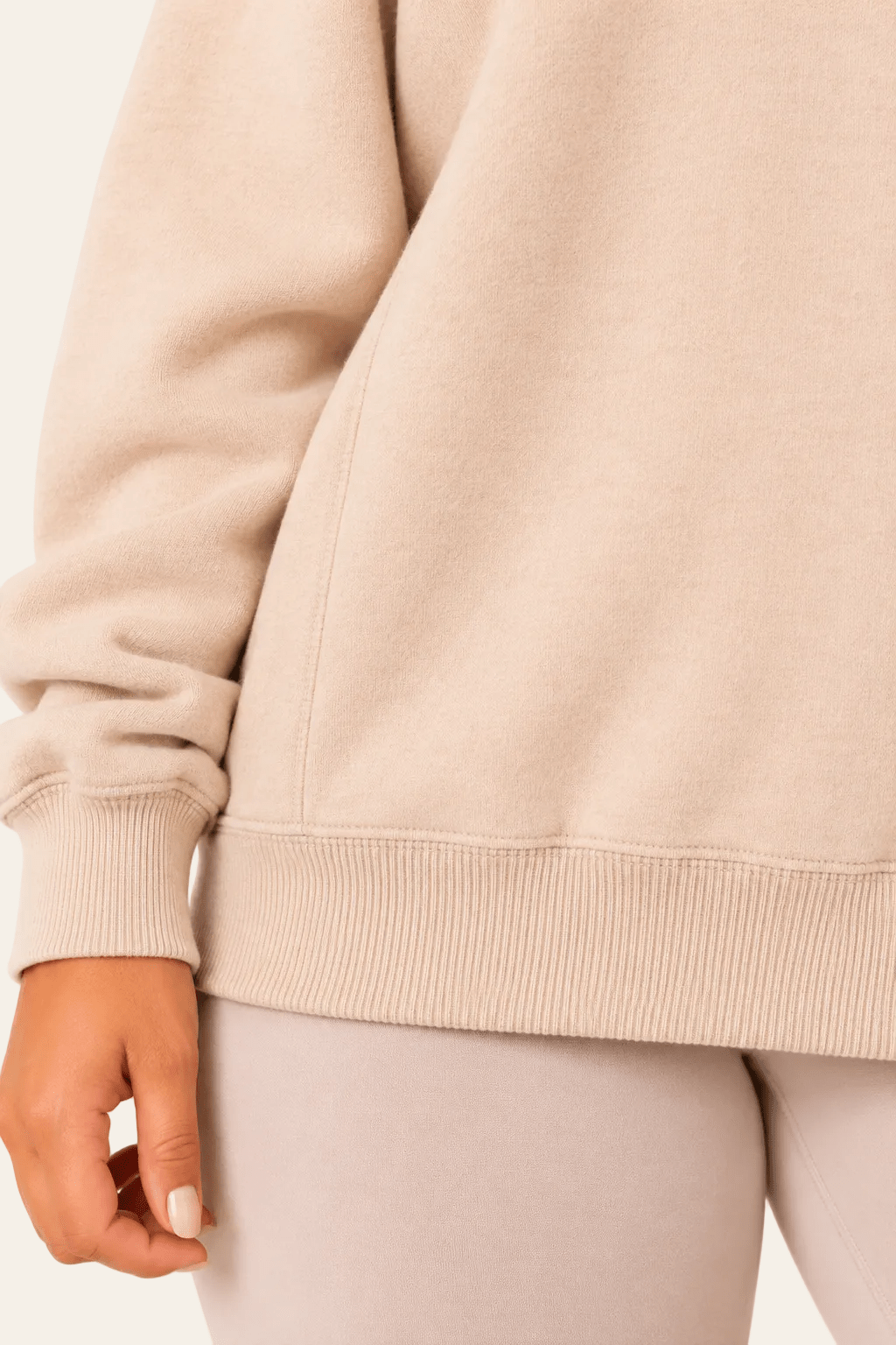 Detail van zoom, snit en naadafwerking van damesshirt met gevarieerde textuur.
