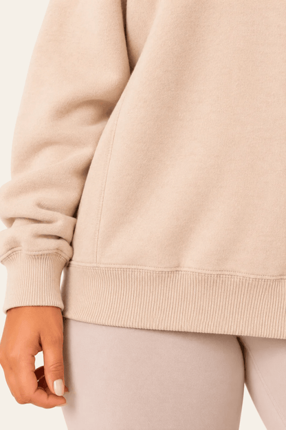Detail van zoom, snit en naadafwerking van damesshirt met gevarieerde textuur.